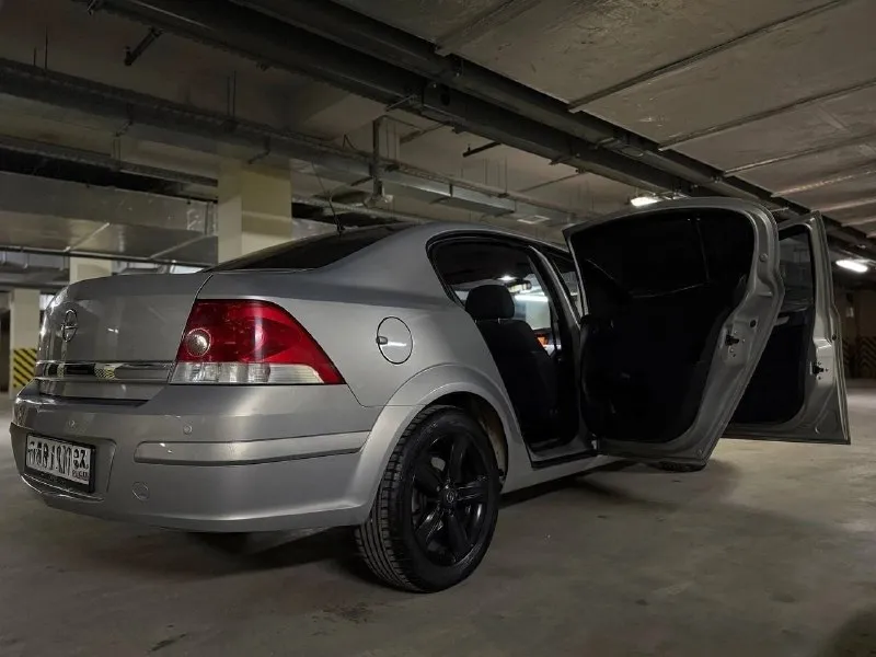 Продаю opel astra h рестайлинг✅ владею год, оформлена на меня, документы кристально чистые с ✅полным переоформлением •двигатель: 1.6 115л. с. бензин •коробка: автомат(amt) •коробка обслуживалась на 150к км •масло менялось каждые 5.000 км! •пробег:178k km оригинальный! •год выпуска: 2008 •автомобиль будет радовать каждый день, очень динамичный и шустрый коробка работает отлично, так же как и мотор •два ключа! •машина обслужена! •авто на летней резине! •комплектация:мульти руль, климат контроль, sport режим, подогрев сидений, 4эсп, хорошая музыка! •машина в шикарном состоянии! •крашено только одно крыло!продажа с полным переоформлением в гаи! •цена: 560 + хороший торг после осмотра реальному покупателю ! рассмотрю ваши предложения! •осмотр город донецк, на любом сто +79494915421 •звонить по делу и только 📲 tg: @makar0v18 📞 звоните: +7(949)4915421 - фотография - 7