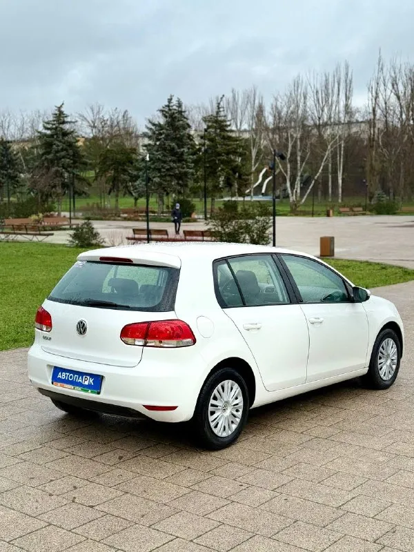 🇩🇪volkswagen golf vl 💰цена: 820 000р 🏢город: мариуполь 📅год выпуска: 2011 🧾пробег: 154 339км. ⚙️двигатель: 1.6 ⛽топливо: бензин ⚙️кпп: механика 📞 телефон: +7-989-263-55-56 +7-949-727-41-51 +7-949-551-91-52 💾 описание: volkswagen golf vi — легендарный городской хэтчбек не оставит вас без впечатлений и внимания на дорогах. ✅ 1 владелец, птс оригинал ✅ надёжный двигатель bse ✅ оригинальный пробег ✅ южная эксплуатация ✅ техническая часть на 5+ ✅ кузов и лакокрасочное покрытие без дефектов и коррозии отличная комплектация: полный электропакет, климат контроль, подогрев сидений, два комплекта ключей. новая резина. улица шевченко 269 - фотография - 6