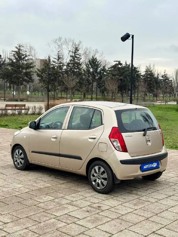 ☀️ hyundai i10 💰цена: 530 000р 🏢город: мариуполь 📅год выпуска: 2008 🧾пробег: 115 493 км. ⚙️двигатель: 1.1 ⛽топливо: бензин ⚙️кпп: механика 📞 телефон: +7-949-727-41-51 +7-949-551-91-52 +7-989-263-55-56 💾 описание: 👌 городской хэтчбек идеально подойдёт на каждый день начинающему водителю. надежный двигатель в паре с классической механикой. кузов крепкий, не гнилой. ✅ кондиционер морозит шикарно, подушки безопасности, электропакет, гур, abs, центральный замок, магнитола с usb, отличная зимняя резина. улица шевченко 2️⃣6️⃣9️⃣ 🏦 возможна продажа в кредит по двум документам. - фотография - 4