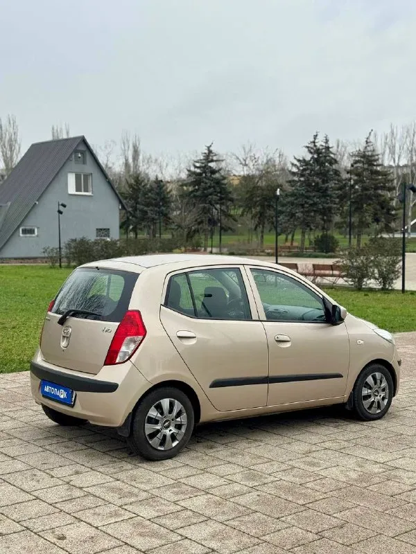 ☀️ hyundai i10 💰цена: 530 000р 🏢город: мариуполь 📅год выпуска: 2008 🧾пробег: 115 493 км. ⚙️двигатель: 1.1 ⛽топливо: бензин ⚙️кпп: механика 📞 телефон: +7-949-727-41-51 +7-949-551-91-52 +7-989-263-55-56 💾 описание: 👌 городской хэтчбек идеально подойдёт на каждый день начинающему водителю. надежный двигатель в паре с классической механикой. кузов крепкий, не гнилой. ✅ кондиционер морозит шикарно, подушки безопасности, электропакет, гур, abs, центральный замок, магнитола с usb, отличная зимняя резина. улица шевченко 2️⃣6️⃣9️⃣ 🏦 возможна продажа в кредит по двум документам. - фотография - 6
