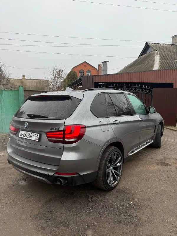 Продам bmw x5 f15 35xdrive начало эксплуатации 2016 год абсолютно весь в родном окрасе официальный авто, не пригнанный. автотека зеленая. 3 собственника. без единого дтп и выплат родной пробег 200 тыс км ломайки, shadow line, logic7, потолок алькантара и тд. технически полностью обсужден. я собственник. юридически чист. цена 2 780 000 +79496167066 +79185835573 - фотография - 2