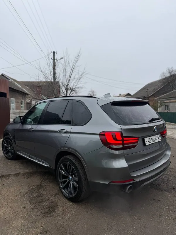 Продам bmw x5 f15 35xdrive начало эксплуатации 2016 год абсолютно весь в родном окрасе официальный авто, не пригнанный. автотека зеленая. 3 собственника. без единого дтп и выплат родной пробег 200 тыс км ломайки, shadow line, logic7, потолок алькантара и тд. технически полностью обсужден. я собственник. юридически чист. цена 2 780 000 +79496167066 +79185835573 - фотография - 3