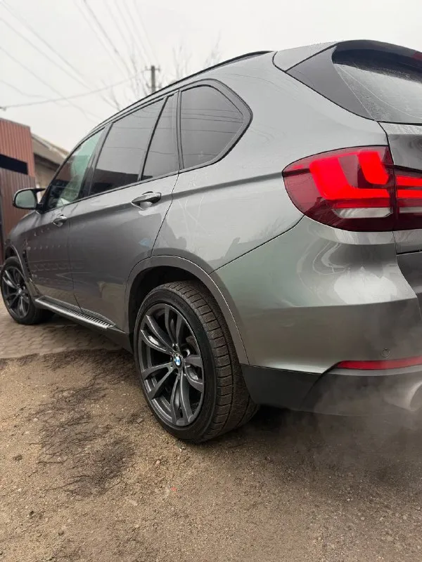 Продам bmw x5 f15 35xdrive начало эксплуатации 2016 год абсолютно весь в родном окрасе официальный авто, не пригнанный. автотека зеленая. 3 собственника. без единого дтп и выплат родной пробег 200 тыс км ломайки, shadow line, logic7, потолок алькантара и тд. технически полностью обсужден. я собственник. юридически чист. цена 2 780 000 +79496167066 +79185835573 - фотография - 5