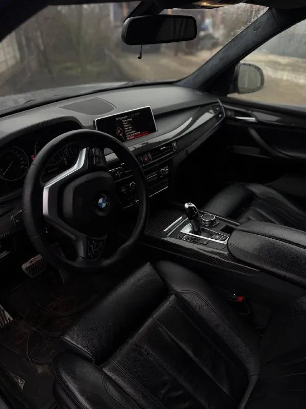 Продам bmw x5 f15 35xdrive начало эксплуатации 2016 год абсолютно весь в родном окрасе официальный авто, не пригнанный. автотека зеленая. 3 собственника. без единого дтп и выплат родной пробег 200 тыс км ломайки, shadow line, logic7, потолок алькантара и тд. технически полностью обсужден. я собственник. юридически чист. цена 2 780 000 +79496167066 +79185835573 - фотография - 6