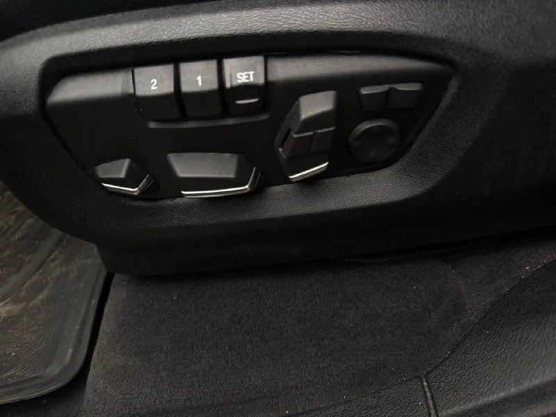 Продам bmw x5 f15 35xdrive начало эксплуатации 2016 год абсолютно весь в родном окрасе официальный авто, не пригнанный. автотека зеленая. 3 собственника. без единого дтп и выплат родной пробег 200 тыс км ломайки, shadow line, logic7, потолок алькантара и тд. технически полностью обсужден. я собственник. юридически чист. цена 2 780 000 +79496167066 +79185835573 - фотография - 8