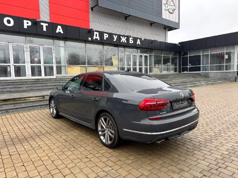 Продам volkswagen passat r-line 2017 года, 2.0 tsi (gen3b), 152000 км, на обычном 6-ступенчатом автомате aisin. технически без нареканий. комплектация r-line -подрулевые лепестки -2-х зонный климат контроль -слепые зоны -камера заднего вида -адаптивный круиз контроль все стекла родные! состояние автомобиля отличное !пригоняли автомобиль из сша в конце 22 года, vin : 1vwaa7a30jc007157 стоит новая зимняя резина r19 возможно оформление в кредит. возможен обмен. более детальная информация по телефона. цена - 1.760.000 р. +79493250509 - фотография - 4