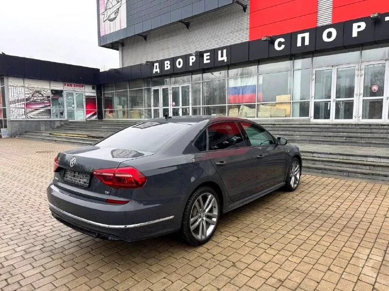 Продам volkswagen passat r-line 2017 года, 2.0 tsi (gen3b), 152000 км, на обычном 6-ступенчатом автомате aisin. технически без нареканий. комплектация r-line -подрулевые лепестки -2-х зонный климат контроль -слепые зоны -камера заднего вида -адаптивный круиз контроль все стекла родные! состояние автомобиля отличное !пригоняли автомобиль из сша в конце 22 года, vin : 1vwaa7a30jc007157 стоит новая зимняя резина r19 возможно оформление в кредит. возможен обмен. более детальная информация по телефона. цена - 1.760.000 р. +79493250509 - фотография - 6