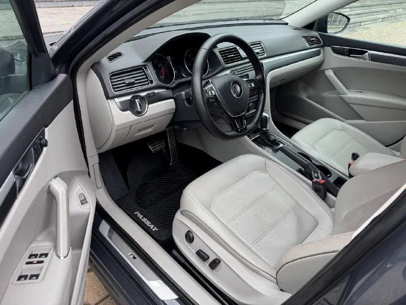 Продам volkswagen passat r-line 2017 года, 2.0 tsi (gen3b), 152000 км, на обычном 6-ступенчатом автомате aisin. технически без нареканий. комплектация r-line -подрулевые лепестки -2-х зонный климат контроль -слепые зоны -камера заднего вида -адаптивный круиз контроль все стекла родные! состояние автомобиля отличное !пригоняли автомобиль из сша в конце 22 года, vin : 1vwaa7a30jc007157 стоит новая зимняя резина r19 возможно оформление в кредит. возможен обмен. более детальная информация по телефона. цена - 1.760.000 р. +79493250509 - фотография - 7