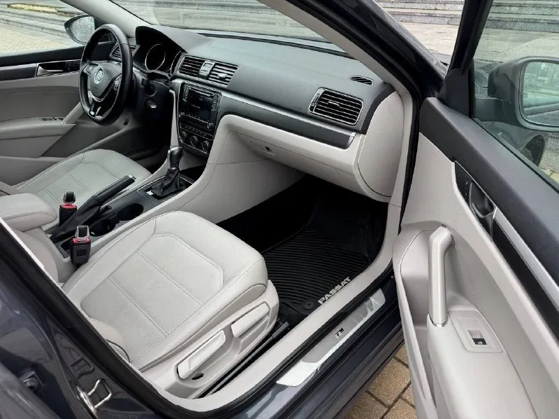 Продам volkswagen passat r-line 2017 года, 2.0 tsi (gen3b), 152000 км, на обычном 6-ступенчатом автомате aisin. технически без нареканий. комплектация r-line -подрулевые лепестки -2-х зонный климат контроль -слепые зоны -камера заднего вида -адаптивный круиз контроль все стекла родные! состояние автомобиля отличное !пригоняли автомобиль из сша в конце 22 года, vin : 1vwaa7a30jc007157 стоит новая зимняя резина r19 возможно оформление в кредит. возможен обмен. более детальная информация по телефона. цена - 1.760.000 р. +79493250509 - фотография - 9