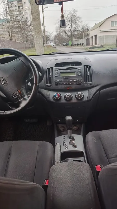 Продам хундай элантра 2008 года на автомате, мотор 1.6 мощность 122 л силлы, с жирной комплектации, 180 учёт, резина зимняя и летняя, донецк +79495325914, цена 830 рублей - фотография - 3