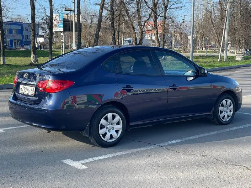 В продаже hyundai elantra 2010г. в. 1.6 автомат! пробег 191 000км автомобиль в отличном состоянии как внешне, так и технически! двигатель не стучит и не дымит, расхода масла нет! автомат переключает плавно, без рывков и пинков! кондиционер и печка исправно работают! два комплекта резины зима/лето! сигнализация с автозапуском! цена 770 000₽ 89895209160 - фотография - 3