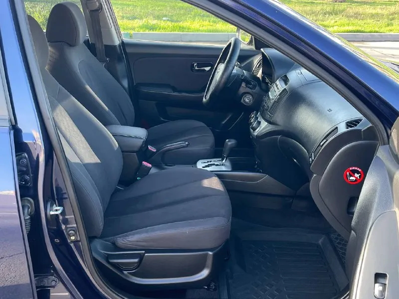 В продаже hyundai elantra 2010г. в. 1.6 автомат! пробег 191 000км автомобиль в отличном состоянии как внешне, так и технически! двигатель не стучит и не дымит, расхода масла нет! автомат переключает плавно, без рывков и пинков! кондиционер и печка исправно работают! два комплекта резины зима/лето! сигнализация с автозапуском! цена 770 000₽ 89895209160 - фотография - 5