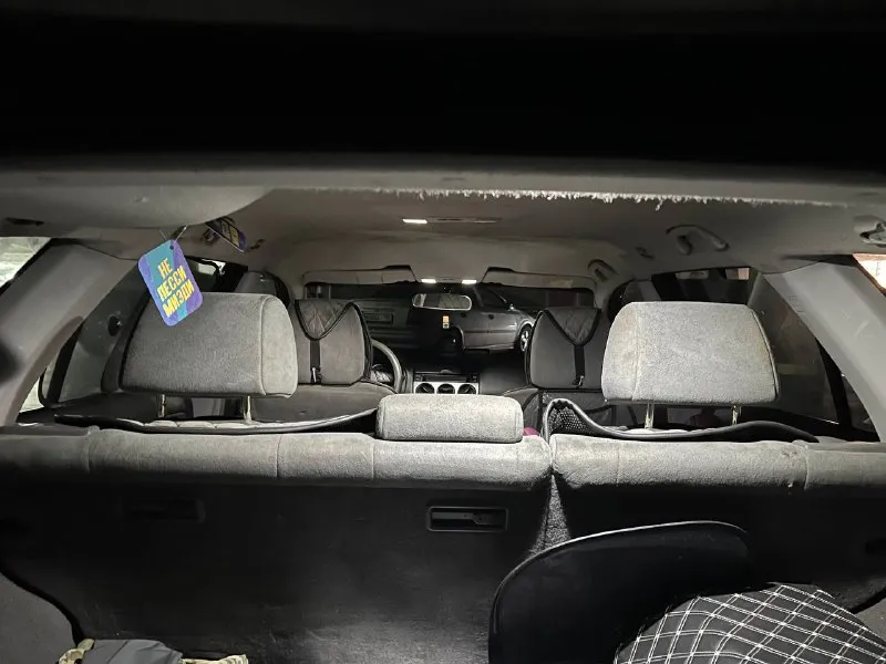 Продам авто, mazda 6 gg, универсал. 2003 года. 1.8 бензин на механической коробке передач. я собственник. технически авто на 4. заменена полностью вся задняя подвеска и тормозная система в круг, перед тоже перебран ( могу по запросу предоставить, всё что делалось по машине ) по кузову есть жизненные моменты, машинка в годах. ездит каждый день, все интересующие вопросы по телефону. комплектация :обогрев сидений, электро зеркала, 4 эсп, гур, abs, климат( кондиционер), регулировка руля по высоте, мульти руль, бортовой компьютер, центральный замок, подушки безопасности ( все на месте ), эва коврики, запаска на зимней резине ( липучка), есть еще комплект дисков на неё с резиной на докат, отдам вместе с машиной. сейчас машина на новой зиме ( шипы ). цена 380т₽, не ждите чуда, машине 22 года. торг при осмотре авто. возможно рассмотреть обмен в обе стороны. дополнительное фото и видео могу скинуть по просьбе. просмотр до 📲 tg: denis ivanov 📞 звоните: +7(949)3524173 - фотография - 9