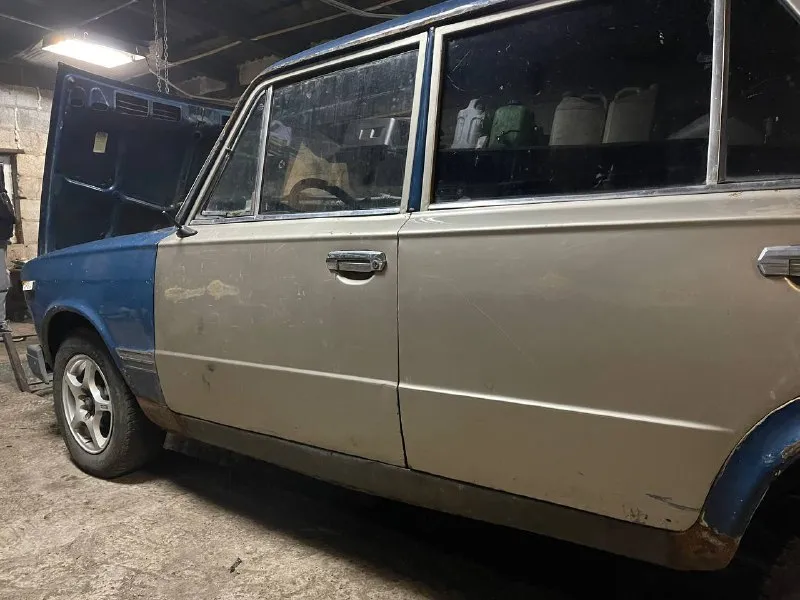 Продам 2106. новые двери, новые пороги, поварено дно и все ланжероны, обработана мастикой, дальше нет времени заниматься, продаю как есть. полностью находу, ходовка не стучит не гремит. движок работает как часы (видео работы скину в лс), коробка 5 ступка fiat ( но выбивает четвертую, если передерживать рукой не выбивает). поменяны подушки двигателя, прокладки выпускного коллектора, прокладка поддона, полностью новая выхлопная трасса, также поменяно масло, фильтра, система охлаждения. аккум рабочий, печка работает, электроника работает, стоит хороший свет. салон весь есть в гараже, тоже в хорошем состоянии, передние сидения от старой бмв. отдаю с дисками. также стоит метан, полный бак. из документов птс, учет днр. причина продажи нужны средства. торг уместен, срочно 70.000. +79495732077 номер для связи 📞 звоните: +7(949)5732077 - фотография - 3