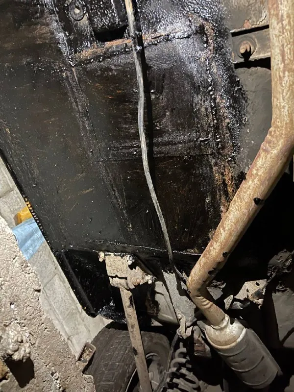 Продам 2106. новые двери, новые пороги, поварено дно и все ланжероны, обработана мастикой, дальше нет времени заниматься, продаю как есть. полностью находу, ходовка не стучит не гремит. движок работает как часы (видео работы скину в лс), коробка 5 ступка fiat ( но выбивает четвертую, если передерживать рукой не выбивает). поменяны подушки двигателя, прокладки выпускного коллектора, прокладка поддона, полностью новая выхлопная трасса, также поменяно масло, фильтра, система охлаждения. аккум рабочий, печка работает, электроника работает, стоит хороший свет. салон весь есть в гараже, тоже в хорошем состоянии, передние сидения от старой бмв. отдаю с дисками. также стоит метан, полный бак. из документов птс, учет днр. причина продажи нужны средства. торг уместен, срочно 70.000. +79495732077 номер для связи 📞 звоните: +7(949)5732077 - фотография - 6