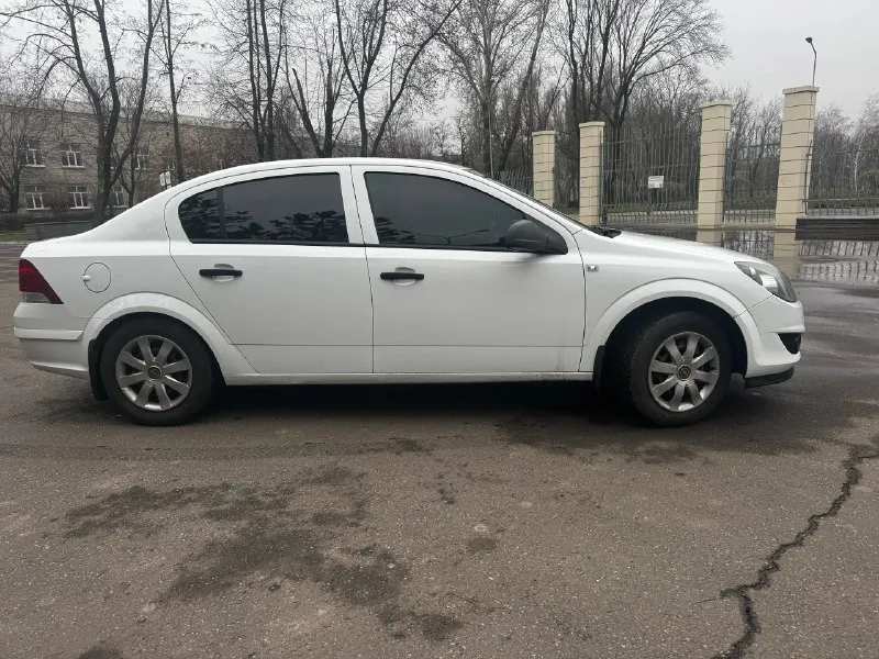 Opel астра н 2011г 1.6л механика 211000км кондиционер стеклоподъемники мультируль подогрев сидений два комплекта ключей два комплекта резины состояние кузова без единого рыжика в заводском окрасе кроме одного крыла технически обслужена сел поехал вложений не требует каждый день на ходу цена: 575000₽ торг возможен +79930811808(телеграмм) 📞 звоните: +7(993)0811808 - фотография - 3