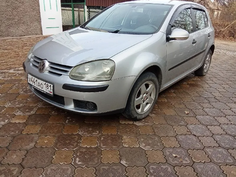 Цена 570000₽. один собственник, продам volkswagen гольф 5, 2004 года, двигатель 1.6 бензин восьмиклапанный, самый простой неприхотливый и надёжный двигатель. коробка механика, автомобиль в отличном состоянии, никаких вложений не требует, родной пробег 240 тыс. 4 электростеклоподъемника, кондиционер, гур, 2 комплекта резины. автомобиль пригонялся из голландии. продажа от собственника. находится автомобиль в г. алчевск луганская область. обращаться по телефону +79591521466. связь плохая пишите, телеграмм, вотсап. 📞 звоните: +7(959)1521466 - фотография - 1