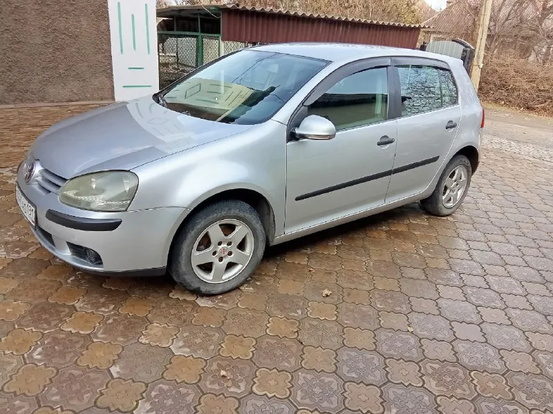 Цена 570000₽. один собственник, продам volkswagen гольф 5, 2004 года, двигатель 1.6 бензин восьмиклапанный, самый простой неприхотливый и надёжный двигатель. коробка механика, автомобиль в отличном состоянии, никаких вложений не требует, родной пробег 240 тыс. 4 электростеклоподъемника, кондиционер, гур, 2 комплекта резины. автомобиль пригонялся из голландии. продажа от собственника. находится автомобиль в г. алчевск луганская область. обращаться по телефону +79591521466. связь плохая пишите, телеграмм, вотсап. 📞 звоните: +7(959)1521466 - фотография - 2