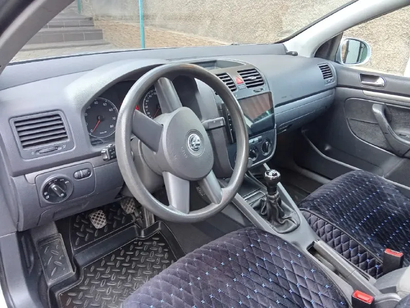 Цена 570000₽. один собственник, продам volkswagen гольф 5, 2004 года, двигатель 1.6 бензин восьмиклапанный, самый простой неприхотливый и надёжный двигатель. коробка механика, автомобиль в отличном состоянии, никаких вложений не требует, родной пробег 240 тыс. 4 электростеклоподъемника, кондиционер, гур, 2 комплекта резины. автомобиль пригонялся из голландии. продажа от собственника. находится автомобиль в г. алчевск луганская область. обращаться по телефону +79591521466. связь плохая пишите, телеграмм, вотсап. 📞 звоните: +7(959)1521466 - фотография - 4