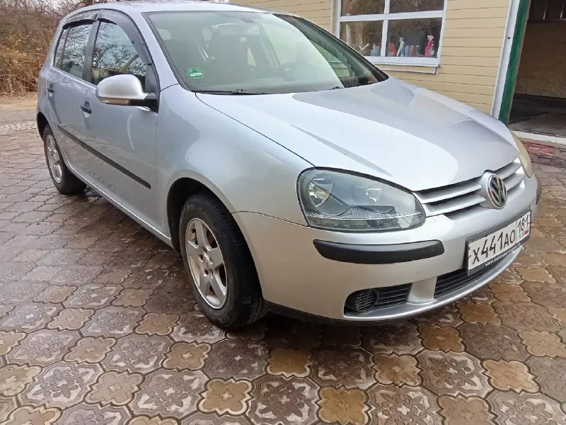Цена 570000₽. один собственник, продам volkswagen гольф 5, 2004 года, двигатель 1.6 бензин восьмиклапанный, самый простой неприхотливый и надёжный двигатель. коробка механика, автомобиль в отличном состоянии, никаких вложений не требует, родной пробег 240 тыс. 4 электростеклоподъемника, кондиционер, гур, 2 комплекта резины. автомобиль пригонялся из голландии. продажа от собственника. находится автомобиль в г. алчевск луганская область. обращаться по телефону +79591521466. связь плохая пишите, телеграмм, вотсап. 📞 звоните: +7(959)1521466 - фотография - 5