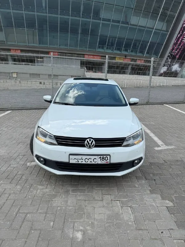 Продам volkswagen jetta vi год выпуска: 2014 коробка: автомат (aisin) двигатель: 1.8 пробег: 130 тыс. км автомобиль в идеальном состоянии. технически авто в отличном состоянии, ходовая сбита, мотор и коробка без нареканий. продажа от собственника. все то проводились своевременно, обслуживал машину только оригинальными запчастями. комплектация se: люк, кожаный салон, мультируль, 4 эл. стеклоподъемника, кондиционер, подогрев сидений, эл. регулировка зеркал и многое другое. цена:1.190тысяч. рублей 💸 торг возле автомобиля. автомобиль находиться в г. донецке обращаться по номеру телефона +79493182291 📞 звоните: +7(949)3182291 - фотография - 2
