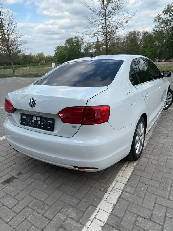 Продам volkswagen jetta vi год выпуска: 2014 коробка: автомат (aisin) двигатель: 1.8 пробег: 130 тыс. км автомобиль в идеальном состоянии. технически авто в отличном состоянии, ходовая сбита, мотор и коробка без нареканий. продажа от собственника. все то проводились своевременно, обслуживал машину только оригинальными запчастями. комплектация se: люк, кожаный салон, мультируль, 4 эл. стеклоподъемника, кондиционер, подогрев сидений, эл. регулировка зеркал и многое другое. цена:1.190тысяч. рублей 💸 торг возле автомобиля. автомобиль находиться в г. донецке обращаться по номеру телефона +79493182291 📞 звоните: +7(949)3182291 - фотография - 4