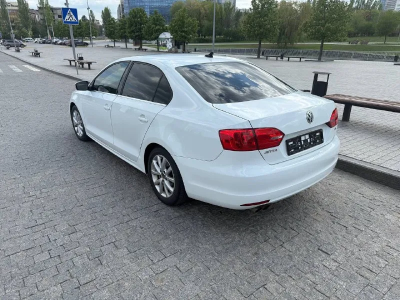 Продам volkswagen jetta vi год выпуска: 2014 коробка: автомат (aisin) двигатель: 1.8 пробег: 130 тыс. км автомобиль в идеальном состоянии. технически авто в отличном состоянии, ходовая сбита, мотор и коробка без нареканий. продажа от собственника. все то проводились своевременно, обслуживал машину только оригинальными запчастями. комплектация se: люк, кожаный салон, мультируль, 4 эл. стеклоподъемника, кондиционер, подогрев сидений, эл. регулировка зеркал и многое другое. цена:1.190тысяч. рублей 💸 торг возле автомобиля. автомобиль находиться в г. донецке обращаться по номеру телефона +79493182291 📞 звоните: +7(949)3182291 - фотография - 9