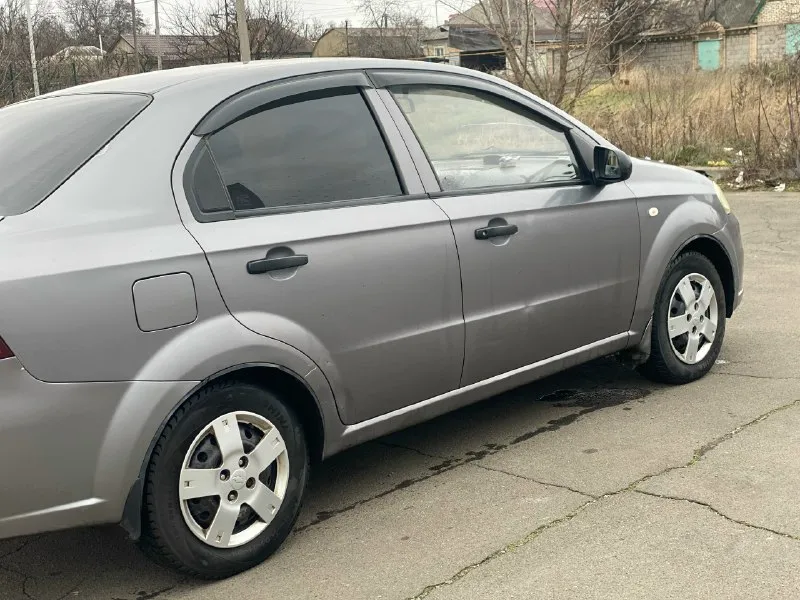 Chevrolet авео 2007 год 1.5 мотор газ - бензин (газ вписан) механика 5 ст. пробег 270 000км. в хорошем техническом состоянии, мотор и коробка без нареканий. электрика вся рабочая. салон в хорошем состоянии. гур. летняя и зимняя резина (лето диски) по кузову не гнилой, дно, пороги все целое, ничего варить не надо. из нюансов задний бампер и лобовое. хорошая музыка, магнитола 10 дюймов, камера заднего, все работает. печка дует юридически, оформление без проблем. цена‼️360 000‼️ рублей. осмотр макеевка +79490425158 📞 звоните: +7(949)0425158 - фотография - 3