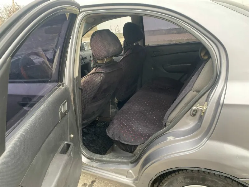 Chevrolet авео 2007 год 1.5 мотор газ - бензин (газ вписан) механика 5 ст. пробег 270 000км. в хорошем техническом состоянии, мотор и коробка без нареканий. электрика вся рабочая. салон в хорошем состоянии. гур. летняя и зимняя резина (лето диски) по кузову не гнилой, дно, пороги все целое, ничего варить не надо. из нюансов задний бампер и лобовое. хорошая музыка, магнитола 10 дюймов, камера заднего, все работает. печка дует юридически, оформление без проблем. цена‼️360 000‼️ рублей. осмотр макеевка +79490425158 📞 звоните: +7(949)0425158 - фотография - 4