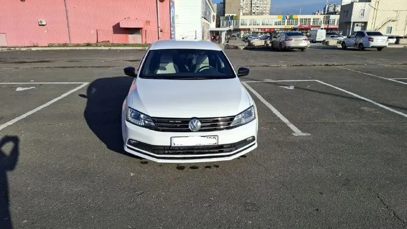 Продам свою машину volkswagen jetta,1.8 tsi, 2015года. мкпп автомобиль в отличном состоянии, родной пробег 125000 км. безопасность завод, стёкла и элементы кузова родные. комплектация спорт: комбинированный кожаный салон, расширенная мультимедиа, максимальный бортовой компьютер на русском языке, адаптивные лед фары, запуск с кнопки, камера заднего вида, подогрев сидений, кондиционер, круиз контроль, подогрев зеркал. установлена сигнализация pandora с автозапуском. готов на любые проверки за ваш счёт. первый владец по птс. цена: 1.4 млн все вопросы +79494574727 александр 📞 звоните: +7(949)4574727 - фотография - 3