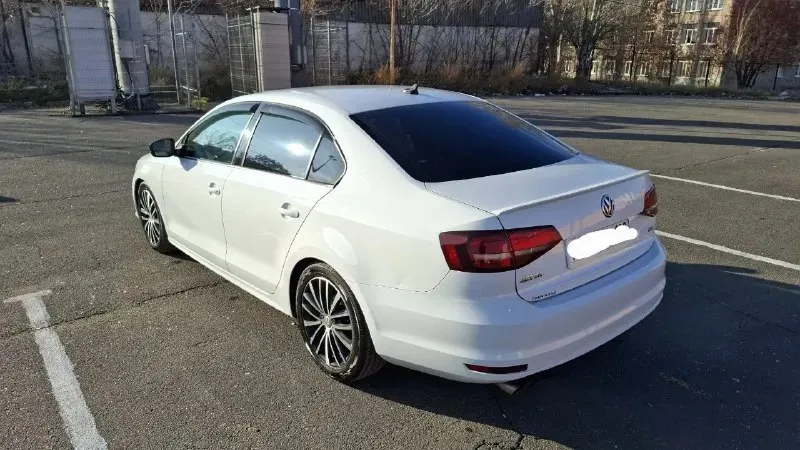 Продам свою машину volkswagen jetta,1.8 tsi, 2015года. мкпп автомобиль в отличном состоянии, родной пробег 125000 км. безопасность завод, стёкла и элементы кузова родные. комплектация спорт: комбинированный кожаный салон, расширенная мультимедиа, максимальный бортовой компьютер на русском языке, адаптивные лед фары, запуск с кнопки, камера заднего вида, подогрев сидений, кондиционер, круиз контроль, подогрев зеркал. установлена сигнализация pandora с автозапуском. готов на любые проверки за ваш счёт. первый владец по птс. цена: 1.4 млн все вопросы +79494574727 александр 📞 звоните: +7(949)4574727 - фотография - 4