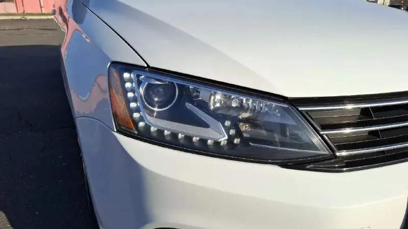 Продам свою машину volkswagen jetta,1.8 tsi, 2015года. мкпп автомобиль в отличном состоянии, родной пробег 125000 км. безопасность завод, стёкла и элементы кузова родные. комплектация спорт: комбинированный кожаный салон, расширенная мультимедиа, максимальный бортовой компьютер на русском языке, адаптивные лед фары, запуск с кнопки, камера заднего вида, подогрев сидений, кондиционер, круиз контроль, подогрев зеркал. установлена сигнализация pandora с автозапуском. готов на любые проверки за ваш счёт. первый владец по птс. цена: 1.4 млн все вопросы +79494574727 александр 📞 звоните: +7(949)4574727 - фотография - 5