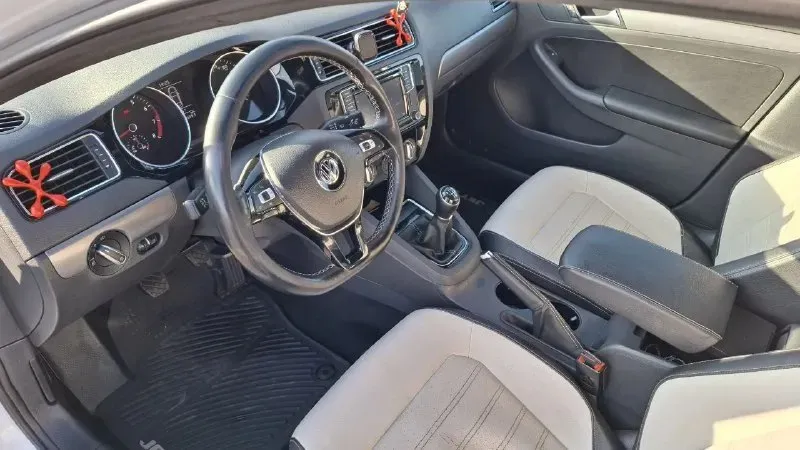 Продам свою машину volkswagen jetta,1.8 tsi, 2015года. мкпп автомобиль в отличном состоянии, родной пробег 125000 км. безопасность завод, стёкла и элементы кузова родные. комплектация спорт: комбинированный кожаный салон, расширенная мультимедиа, максимальный бортовой компьютер на русском языке, адаптивные лед фары, запуск с кнопки, камера заднего вида, подогрев сидений, кондиционер, круиз контроль, подогрев зеркал. установлена сигнализация pandora с автозапуском. готов на любые проверки за ваш счёт. первый владец по птс. цена: 1.4 млн все вопросы +79494574727 александр 📞 звоните: +7(949)4574727 - фотография - 6