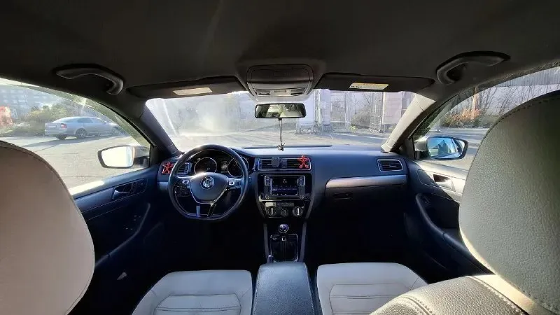 Продам свою машину volkswagen jetta,1.8 tsi, 2015года. мкпп автомобиль в отличном состоянии, родной пробег 125000 км. безопасность завод, стёкла и элементы кузова родные. комплектация спорт: комбинированный кожаный салон, расширенная мультимедиа, максимальный бортовой компьютер на русском языке, адаптивные лед фары, запуск с кнопки, камера заднего вида, подогрев сидений, кондиционер, круиз контроль, подогрев зеркал. установлена сигнализация pandora с автозапуском. готов на любые проверки за ваш счёт. первый владец по птс. цена: 1.4 млн все вопросы +79494574727 александр 📞 звоните: +7(949)4574727 - фотография - 7