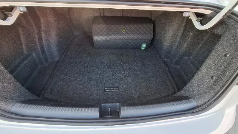 Продам свою машину volkswagen jetta,1.8 tsi, 2015года. мкпп автомобиль в отличном состоянии, родной пробег 125000 км. безопасность завод, стёкла и элементы кузова родные. комплектация спорт: комбинированный кожаный салон, расширенная мультимедиа, максимальный бортовой компьютер на русском языке, адаптивные лед фары, запуск с кнопки, камера заднего вида, подогрев сидений, кондиционер, круиз контроль, подогрев зеркал. установлена сигнализация pandora с автозапуском. готов на любые проверки за ваш счёт. первый владец по птс. цена: 1.4 млн все вопросы +79494574727 александр 📞 звоните: +7(949)4574727 - фотография - 9