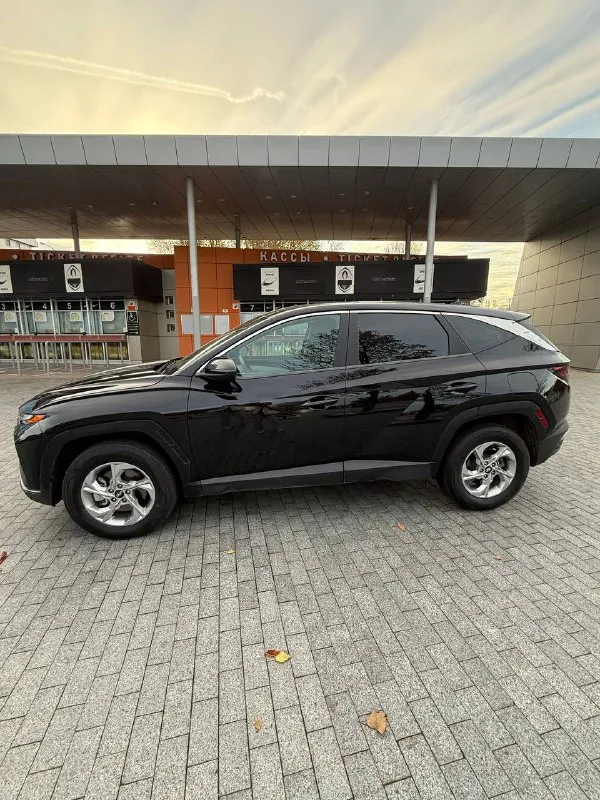 Продам личный автомобиль hyundai tucson, выпуск декабрь 2021г, пробег 48000км,8 ступ. автомат, полный привод, объем двигателя 2497см3,мощность 189л. с.комплектация :круиз-контроль, датчики света, слепых зон, система контроля полосы движения, датчики экстренного торможения, предупреждение о начале движения переднего авто, мультируль. цена 3150000р. конт. лицо лилия +79493349953 - фотография - 3