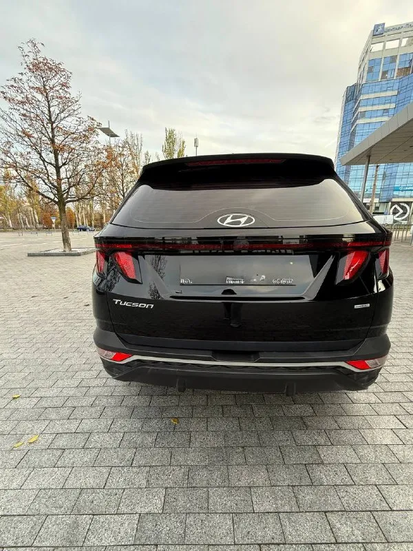 Продам личный автомобиль hyundai tucson, выпуск декабрь 2021г, пробег 48000км,8 ступ. автомат, полный привод, объем двигателя 2497см3,мощность 189л. с.комплектация :круиз-контроль, датчики света, слепых зон, система контроля полосы движения, датчики экстренного торможения, предупреждение о начале движения переднего авто, мультируль. цена 3150000р. конт. лицо лилия +79493349953 - фотография - 4