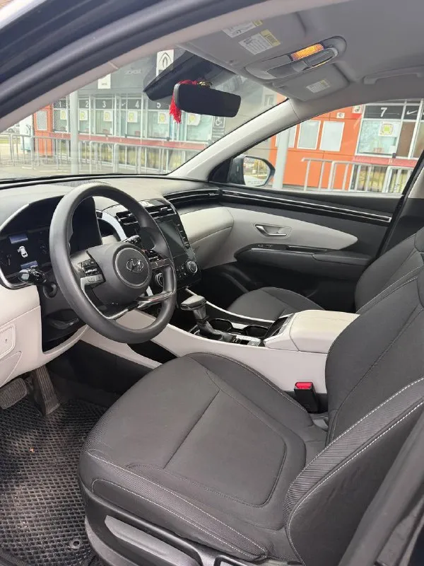 Продам личный автомобиль hyundai tucson, выпуск декабрь 2021г, пробег 48000км,8 ступ. автомат, полный привод, объем двигателя 2497см3,мощность 189л. с.комплектация :круиз-контроль, датчики света, слепых зон, система контроля полосы движения, датчики экстренного торможения, предупреждение о начале движения переднего авто, мультируль. цена 3150000р. конт. лицо лилия +79493349953 - фотография - 5