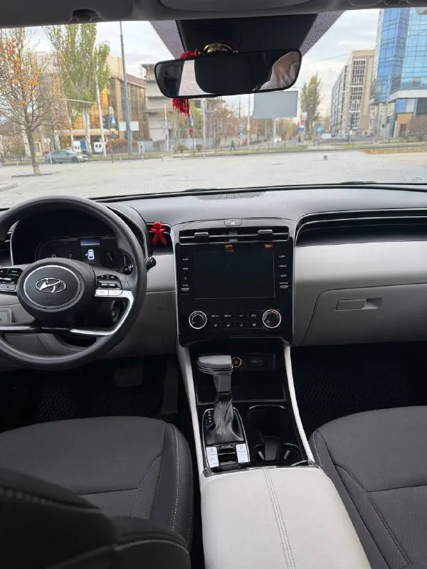 Продам личный автомобиль hyundai tucson, выпуск декабрь 2021г, пробег 48000км,8 ступ. автомат, полный привод, объем двигателя 2497см3,мощность 189л. с.комплектация :круиз-контроль, датчики света, слепых зон, система контроля полосы движения, датчики экстренного торможения, предупреждение о начале движения переднего авто, мультируль. цена 3150000р. конт. лицо лилия +79493349953 - фотография - 6
