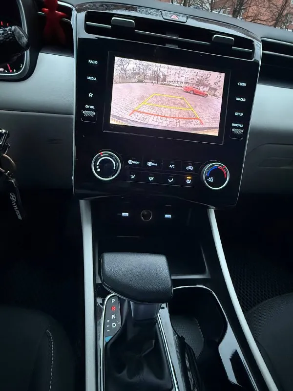 Продам личный автомобиль hyundai tucson, выпуск декабрь 2021г, пробег 48000км,8 ступ. автомат, полный привод, объем двигателя 2497см3,мощность 189л. с.комплектация :круиз-контроль, датчики света, слепых зон, система контроля полосы движения, датчики экстренного торможения, предупреждение о начале движения переднего авто, мультируль. цена 3150000р. конт. лицо лилия +79493349953 - фотография - 7