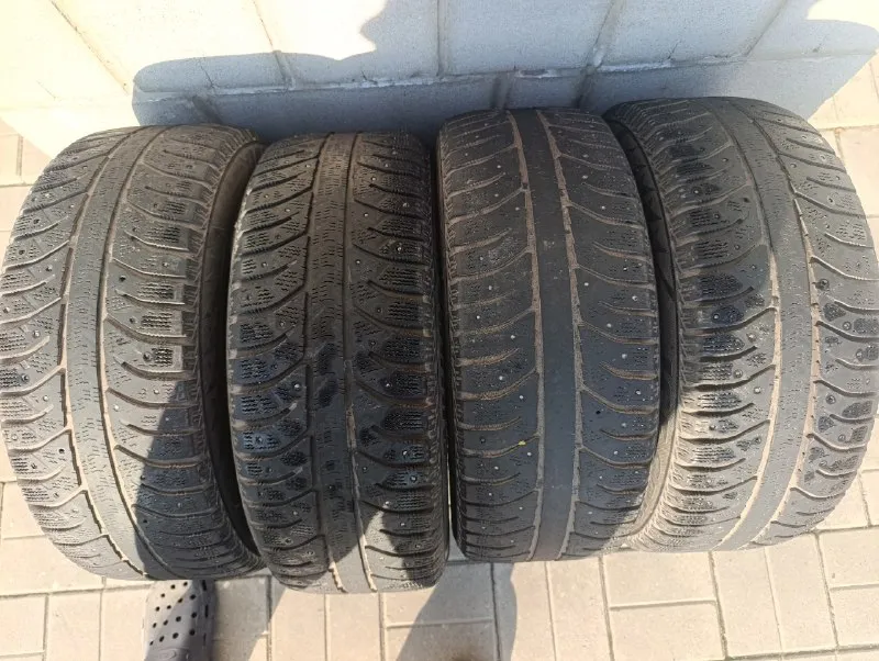 Продам: 1-2 комплект зимней резины 205/55/16 на докат. цена 3500₽. 3-4 комплект летней резины 215/50... - фотография