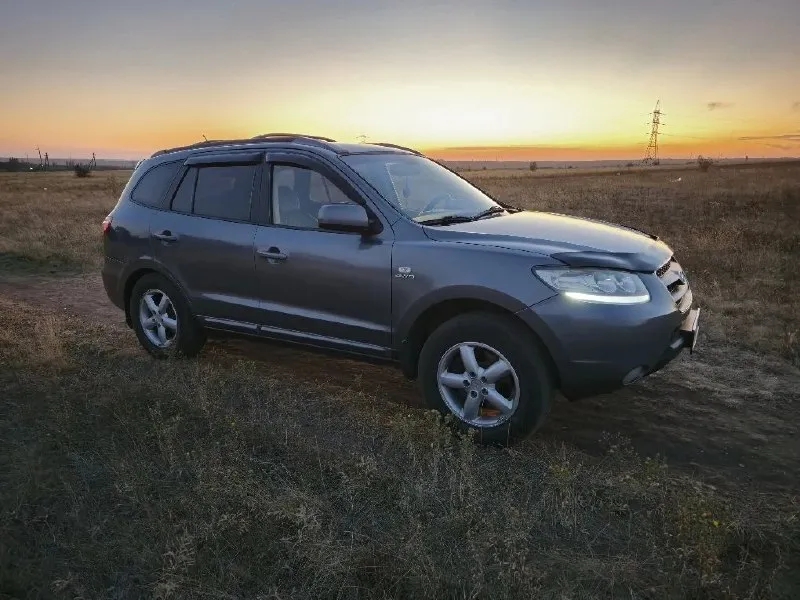Hyundai santa fe 2 год: 2007 / двигатель: 2,7 бензин/газ. пробег: 192 тыс. км я являюсь владельцем авто уже 2 года. хорошая комплектация. хорошая музыка. полностью обслуженный и ухоженный автомобиль в отличном состоянии. 💰цена: 1.250.000 руб. торг +7 949-016-13-34 📞 звоните: +7(949)0161334 - фотография - 4