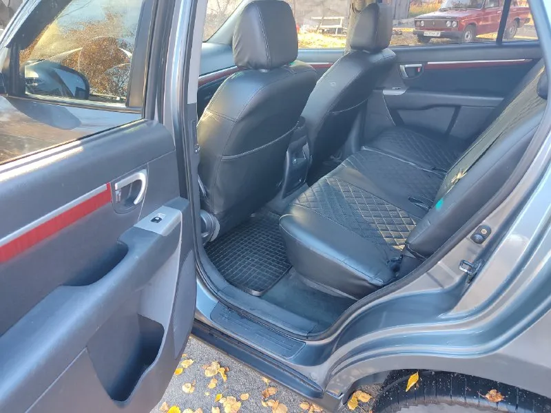 Hyundai santa fe 2 год: 2007 / двигатель: 2,7 бензин/газ. пробег: 192 тыс. км я являюсь владельцем авто уже 2 года. хорошая комплектация. хорошая музыка. полностью обслуженный и ухоженный автомобиль в отличном состоянии. 💰цена: 1.250.000 руб. торг +7 949-016-13-34 📞 звоните: +7(949)0161334 - фотография - 9