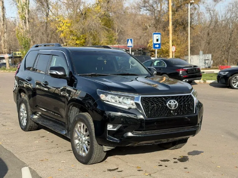 Продам toyota prada 150 2010 в хорошем состоянии 4.0 бензин 7 мест климат контроль. круиз контроль мультируль парктроники перед зад помощь при спуске при подъёме память руля память новая зимняя резина машина в хорошем состоянии вложений не требует масла фильтра все поменяно 290 пробега машина переодета в 2020 год все работает цена 3.200торг возле авто возможно продажа в кредит я собственик во влодении более года макеевка тел +79495144443 возможен обмен 📲 tg: vlados 📞 звоните: +7(949)5144443 - фотография - 2