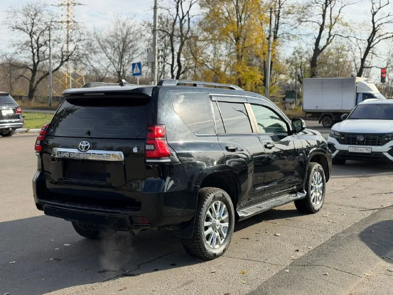 Продам toyota prada 150 2010 в хорошем состоянии 4.0 бензин 7 мест климат контроль. круиз контроль мультируль парктроники перед зад помощь при спуске при подъёме память руля память новая зимняя резина машина в хорошем состоянии вложений не требует масла фильтра все поменяно 290 пробега машина переодета в 2020 год все работает цена 3.200торг возле авто возможно продажа в кредит я собственик во влодении более года макеевка тел +79495144443 возможен обмен 📲 tg: vlados 📞 звоните: +7(949)5144443 - фотография - 4