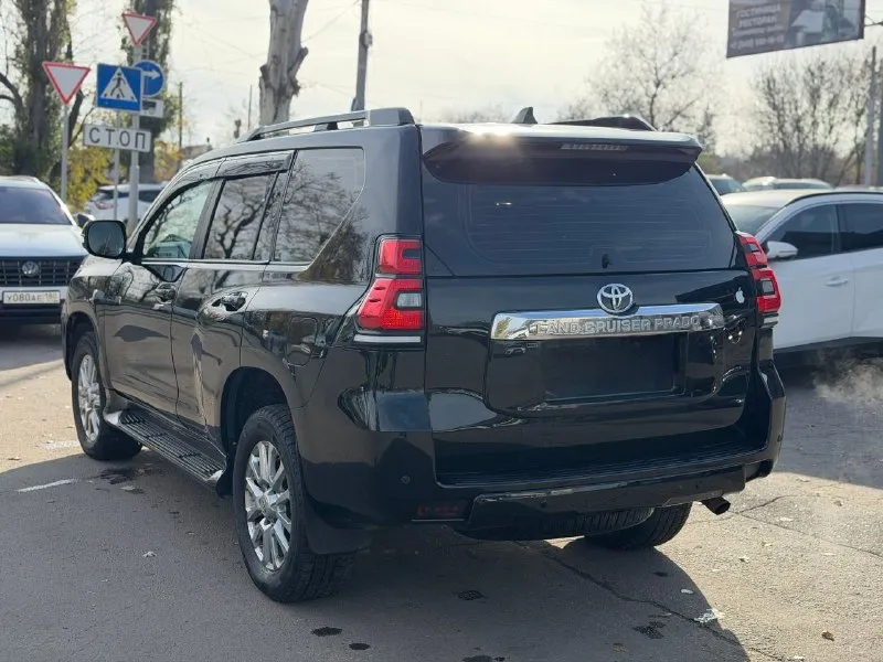 Продам toyota prada 150 2010 в хорошем состоянии 4.0 бензин 7 мест климат контроль. круиз контроль мультируль парктроники перед зад помощь при спуске при подъёме память руля память новая зимняя резина машина в хорошем состоянии вложений не требует масла фильтра все поменяно 290 пробега машина переодета в 2020 год все работает цена 3.200торг возле авто возможно продажа в кредит я собственик во влодении более года макеевка тел +79495144443 возможен обмен 📲 tg: vlados 📞 звоните: +7(949)5144443 - фотография - 5