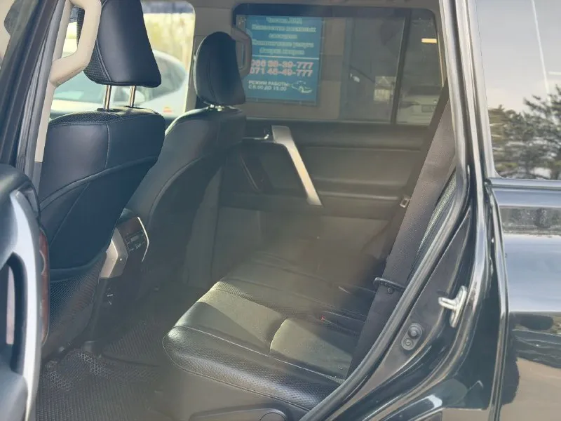 Продам toyota prada 150 2010 в хорошем состоянии 4.0 бензин 7 мест климат контроль. круиз контроль мультируль парктроники перед зад помощь при спуске при подъёме память руля память новая зимняя резина машина в хорошем состоянии вложений не требует масла фильтра все поменяно 290 пробега машина переодета в 2020 год все работает цена 3.200торг возле авто возможно продажа в кредит я собственик во влодении более года макеевка тел +79495144443 возможен обмен 📲 tg: vlados 📞 звоните: +7(949)5144443 - фотография - 8