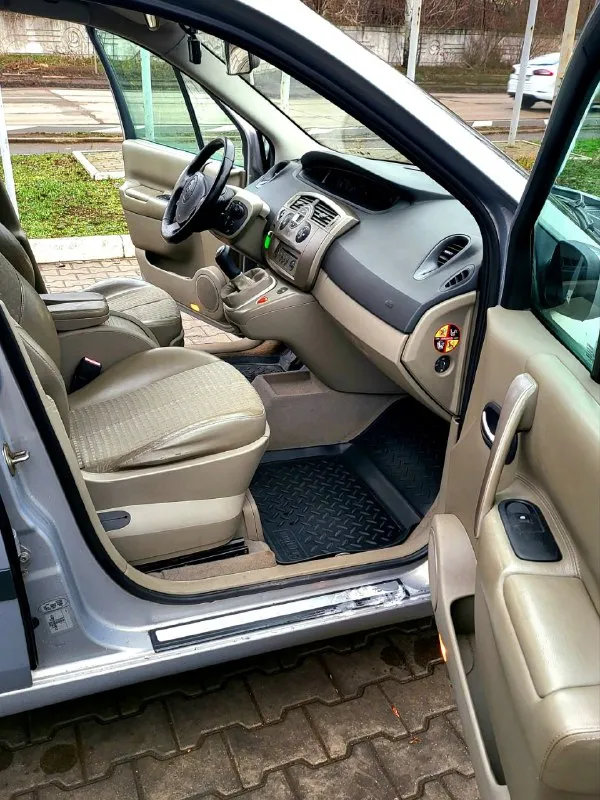Renault scenic 2 renault сценик 2005 г. в. пригнана в донецк в 2017 году. один собственник. не бит, стекла заводские атермальные. красивый цвет кселарик. 1.6 к4м самый надёжный и экономичный. кузов без коррозии и ржавчины в дтп не был. максимальная комплектация: круиз контроль, мультируль, датчик света и дождя, кожаный салон трансформер, бесключевой доступ, климат контроль итд. .. цена 497т. р. +79498049797 📞 звоните: +7(949)8049797 - фотография - 5