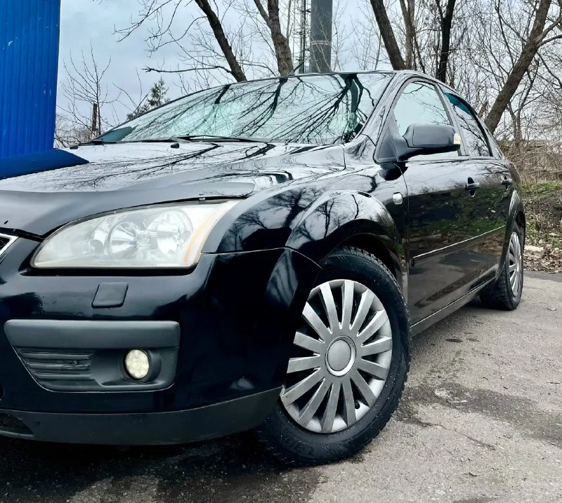 Цена 390.000 продам ford focus 2, в максимальной комплектации 2 зонный климат контроль, круиз контроль, 2007 год, двигатель 1,6 115 л. с. на механике. я собственник, оформлена на меня. новые колодки мультируль, на зимней хорошей резине, комплект летней на родных ford литых дисках документы чистые, я хозяин, номера все читаются +79491054723 📞 звоните: +7(949)1054723 - фотография - 2