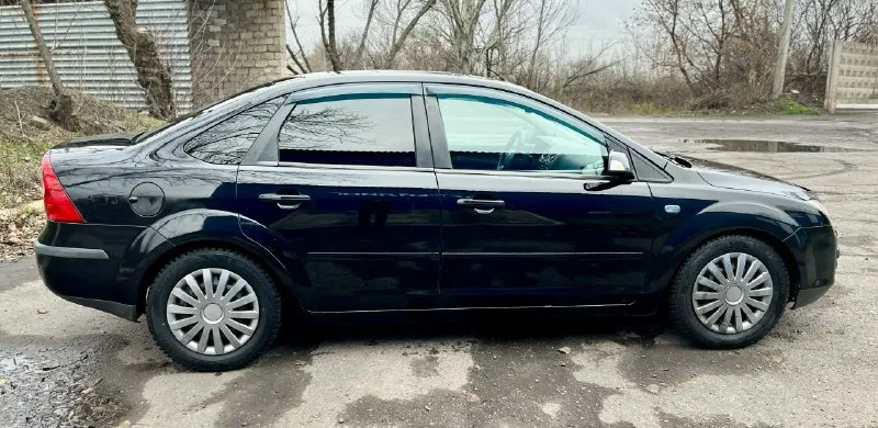 Цена 390.000 продам ford focus 2, в максимальной комплектации 2 зонный климат контроль, круиз контроль, 2007 год, двигатель 1,6 115 л. с. на механике. я собственник, оформлена на меня. новые колодки мультируль, на зимней хорошей резине, комплект летней на родных ford литых дисках документы чистые, я хозяин, номера все читаются +79491054723 📞 звоните: +7(949)1054723 - фотография - 4